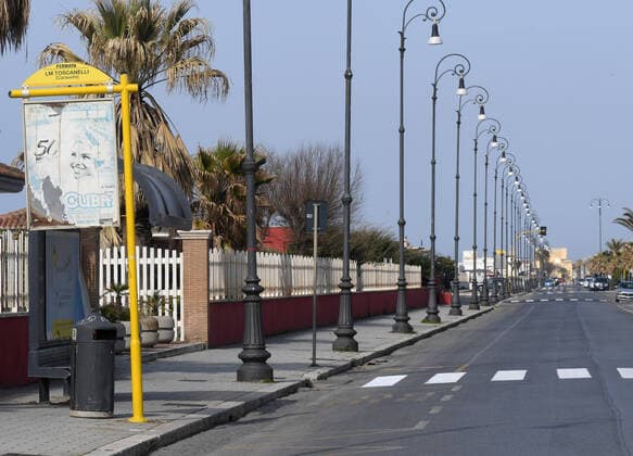(200321) -- ROME, March 21, 2020 (Xinhua) -- Photo taken on March 21, 2020 shows an empty road in Ostia, Rome, Italy. Italy reported 6,557 new cases of coronavirus on Saturday, raising the total to 53,578 since the pandemic first broke out in its north on Feb. 21, according to the latest data provided by the Civil Protection Department managing the COVID-19 emergency. (Photo by Elisa Lingria Xinhua) ITALY-ROME-OSTIA-COVID-19-CASES 