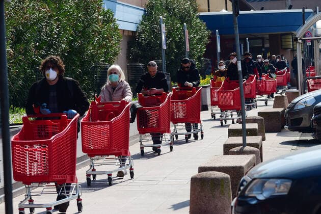 News Bilder des Tages (200321) -- BOLOGNA (ITALY), March 21, 2020 (Xinhua) -- People wait in line outside a supermarket in Bologna, Italy, March 21, 2020. Italy reported 6,557 new cases of coronavirus on Saturday, raising the total to 53,578 since the pandemic first broke out in its north on Feb. 21, according to the latest data provided by the Civil Protection Department managing the COVID-19 emergency. (Photo by Gianni Schicchi Xinhua) ITALY-BOLOGNA-COVID-19-CASES 
