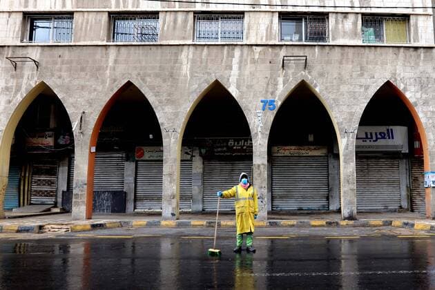 News Bilder des Tages (200322) -- AMMAN, March 22, 2020 -- A cleaner stands on the street while sterilizing street in downtown Amman, Jordan, March 21, 2020. On March 21, Jordan started imposing a curfew as part of the measures to limit the spread of coronavirus. (Photo by Muhammad Abu Ghosh Xinhua) JORDAN-AMMAN-COVID-19-CURFEW MohammadxAbuxGhosh 