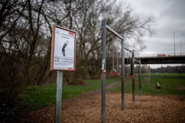 Theme photo Bans because of Coronavirus, Corona Virus, Covid 19 Trim yourself path Trim path Pegnitztal at the Theodor Heuss bridge, Theme photo Bans because of Coronavirus in Nuremberg Pegnitztal, Corona Virus, Covid 19, Copyright: xThomasxHahnx Eibner-Pressefotox EP_thn