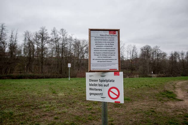 Theme photo Prohibitions because of Coronavirus, Corona Virus, Covid 19 Trim yourself path at the Theodor Heuss bridge blocked prohibition sign playground, Theme photo Prohibitions because of Coronavirus in Nuremberg Pegnitztal, Corona Virus, Covid 19, Copyright: xThomasxHahnx Eibner-Pressefotox EP_thn