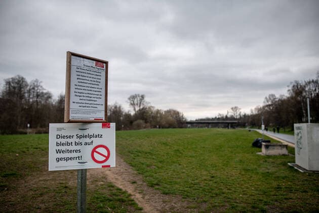 Theme photo Prohibitions because of Coronavirus, Corona Virus, Covid 19 Trim yourself path at the Theodor Heuss bridge blocked prohibition sign playground, Theme photo Prohibitions because of Coronavirus in Nuremberg Pegnitztal, Corona Virus, Covid 19, Copyright: xThomasxHahnx Eibner-Pressefotox EP_thn