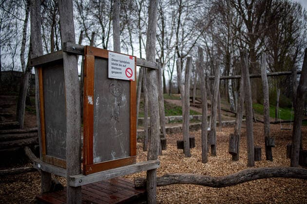 Theme photo prohibitions because of Coronavirus, Corona Virus, Covid 19 Playground with prohibition sign Pegnitztal, Theme photo prohibitions because of Coronavirus, Corona Virus, Covid 19, Copyright: xThomasxHahnx Eibner-Pressefotox EP_thn