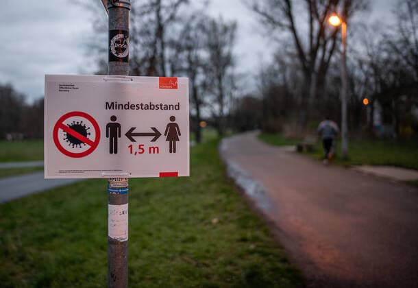 Theme photo Prohibitions because of Coronavirus, Corona Virus, Covid 19 Minimum distance 1,5m sign in the dark with jogger in the background, Theme photo Prohibitions because of Coronavirus, Corona Virus, Covid 19, Copyright: xThomasxHahnx Eibner-Pressefotox EP_thn