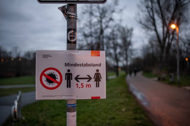 Theme photo Prohibitions because of Coronavirus, Corona Virus, Covid 19 Minimum distance 1.5m sign in the dark with people in the background, Theme photo Prohibitions because of Coronavirus, Corona Virus, Covid 19, Copyright: xThomasxHahnx Eibner-Pressefotox EP_thn