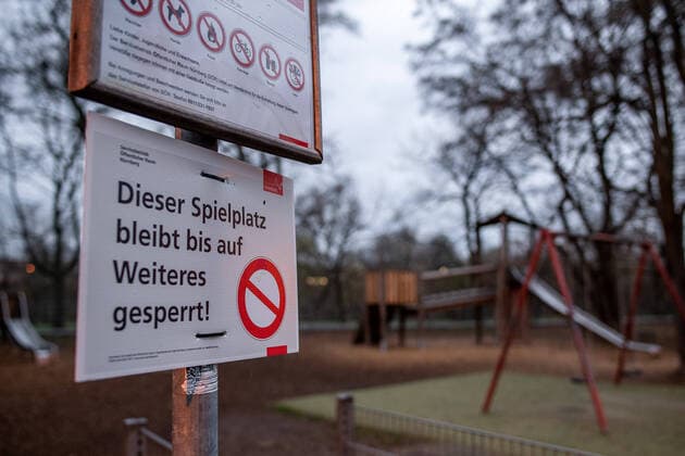 Theme photo prohibitions because of coronavirus, corona virus, Covid 19 playground closed closed closed in the evening threateningly dark, theme photo prohibitions because of coronavirus, corona virus, Covid 19, Copyright: xThomasxHahnx Eibner-Pressefotox EP_thn