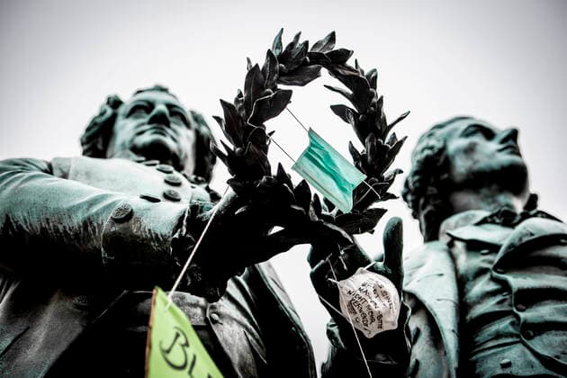 COVID 19 LIFE IN WEIMAR 20 03 2020 Weimar The Goethe Schiller Monument on the Theaterplatz in Weimar on 20 March 2020 The statues have a sign saying Stay healthy and stay at home and mouthguards in their hands