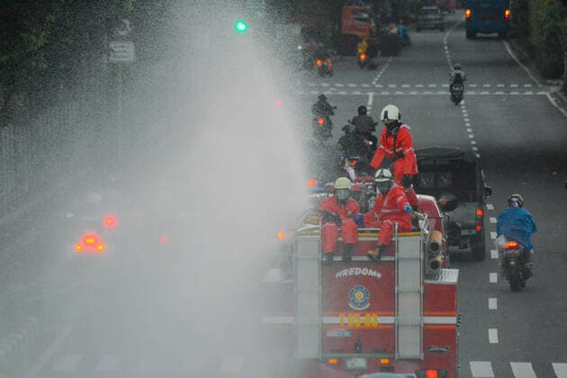 Indonesian firefighter spray disinfectant in Jakarta - 22 March 2020. Indonesian firefighter spray disinfectant in the road in Jakarta, Indonesia, on March 22, 2020. Spraying to prevent the spread of COVID-19. that continues to plague. (Photo by Ahmad Soleh INA Photo Agency imago images) 