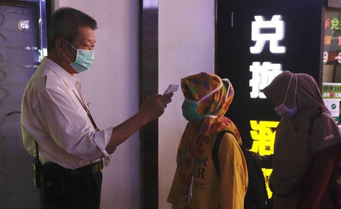 March 22, 2020, Hong Kong, CHINA: Muslim woman receive thermo check by security guard at the local shopping arcade before entering the premise.Mar-22,2020 Hong Kong.ZUMA Hong Kong CHINA - ZUMAl137 20200322_zap_l137_005 Copyright: xLiauxChung-renx