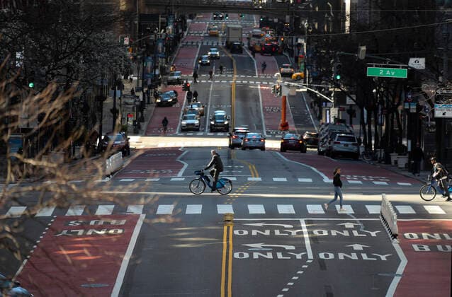 Bilder des Jahres 2020, News 03 März News Bilder des Tages (200322) -- NEW YORK, March 22, 2020 -- A few vehicles are seen on the 42nd street in New York, the United States, March 21, 2020. Governor of the U.S. state of New York Andrew Cuomo said on Saturday that a total of 10,356 people in the state had tested positive for novel coronavirus, jumping 3,254 compared with the previous day. On Friday, Cuomo announced that a mandate, which requires people working in non-essential businesses to stay at home, will take effect Sunday night. ) U.S.-NEW YORK-COVID-19-MANDATE WangxYing 