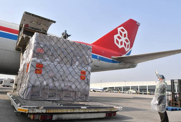 Bilder des Jahres 2020, News 03 März News Bilder des Tages (200322) -- ZHENGZHOU, March 22, 2020 -- Staff load donated materials onto a cargo plane at Xinzheng International Airport in Zhengzhou, capital of central China s Henan Province, March 22, 2020. The first batch of medical supplies donated by China s Henan Province, including 500,000 surgical masks and 100,000 pairs of medical gloves, departed from Zhengzhou on Sunday for Luxembourg by direct airline along the Air Silk Road linking Luxembourg with Zhengzhou to help Luxembourg fight the COVID-19. ) CHINA-HENAN-COVID-19-LUXEMBOURG-DONATED MATERIALS-DEPARTURE (CN) LixJianan 