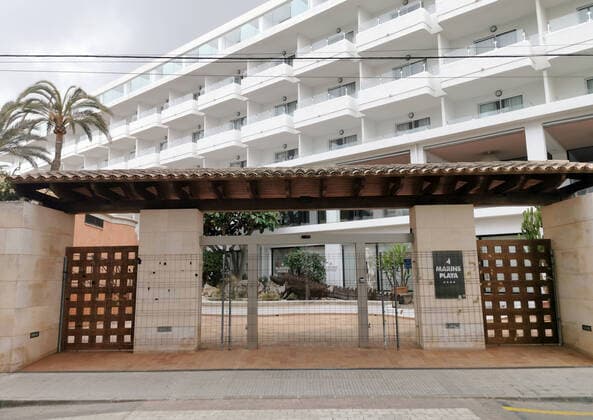 Coronavirus All hotels in Mallorca must close 19 03 2020, ESP, Spain, Mallorca, Cala Millor Coronavirus A fence has been installed in front of the entrance area of the Hotel Marins Playa in Cala Millor Until the middle of next week all hotels in Mallorca must close Cala Millor Mallorca Spain