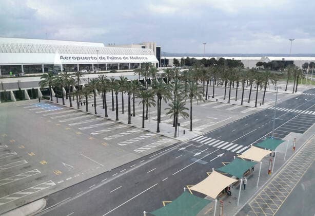 Coronavirus Airport Palma de Mallorca 21 03 2020, ESP, Spain, Mallorca, Palma Empty of people is the square in front of the airport Palma de Mallorca photographed through a glass pane At the airport, because of the coronavirus crisis there is almost no air traffic anymore Palma de Mallorca Mallorca Spain