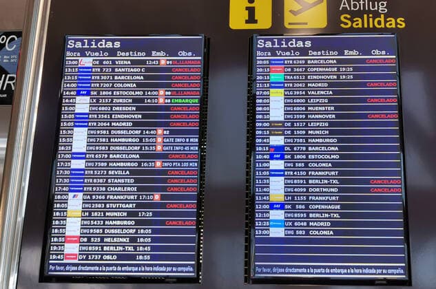 Coronavirus Airport Palma de Mallorca 21 03 2020, ESP, Spain, Mallorca, Palma On an advertising board at Palma de Mallorca Airport, among other things, numerous canceled flights are displayed At the airport there is almost no air traffic due to the coronavirus crisis Palma de Mallorca Mallorca Mallorca Spain
