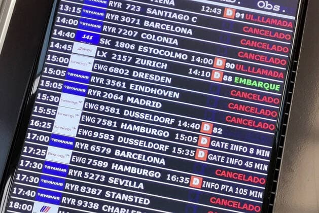 Coronavirus Airport Palma de Mallorca 21 03 2020, ESP, Spain, Mallorca, Palma On an advertising board at Palma de Mallorca Airport, among other things, numerous canceled flights are displayed At the airport there is almost no air traffic due to the coronavirus crisis Palma de Mallorca Mallorca Mallorca Spain