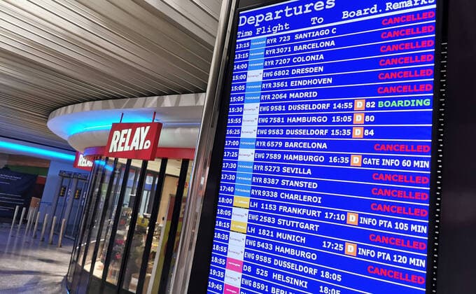 Coronavirus Airport Palma de Mallorca 21 03 2020, ESP, Spain, Mallorca, Palma On an advertising board at Palma de Mallorca Airport, among other things, numerous canceled flights are displayed At the airport there is almost no air traffic due to the coronavirus crisis Palma de Mallorca Mallorca Mallorca Spain