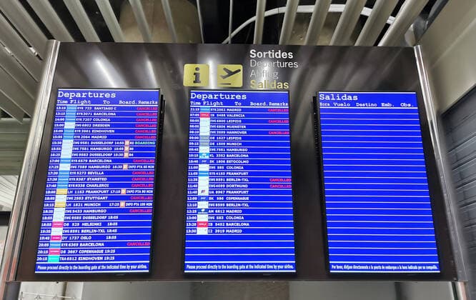 Coronavirus Airport Palma de Mallorca 21 03 2020, ESP, Spain, Mallorca, Palma On an advertising board at Palma de Mallorca Airport only a few connections are shown, including many cancelled flights.
