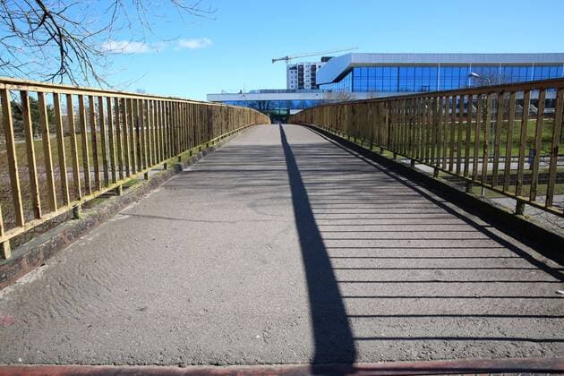View on Saturday 21 03 2020 of the empty pedestrian bridge over the Südring in Rostock Public life in the Hanseatic city has almost come to a standstill There where thousands of people cavort at the weekend there is now a yawning emptiness due to the corona epidemic Only a few people are on the streets One could think the city is extinct
