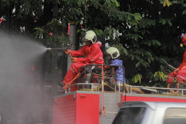 Prevent Coronavirus on Public Roads Officers spray disinfectant liquid on the streets of East Jakarta City, DKI Jakarta Province, Indonesia, Sunday, March 22, 2020. This is to prevent the spread of the corona virus (covid-19).  Copyright: xYogixAronxSidabaribax xOpnxImagex