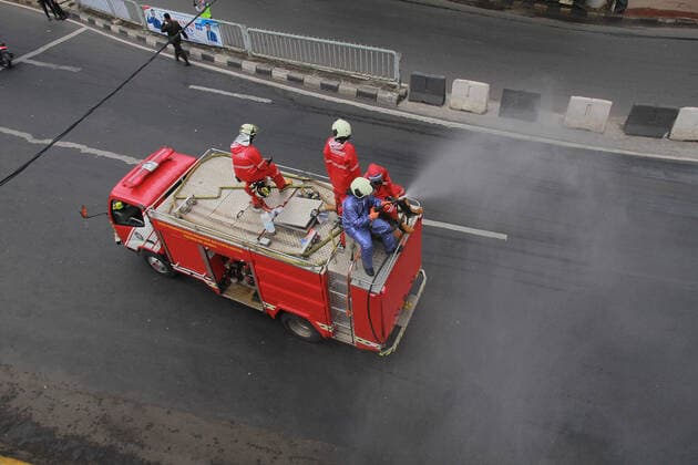 Prevent Coronavirus on Public Roads Officers spray disinfectant liquid on the streets of East Jakarta City, DKI Jakarta Province, Indonesia, Sunday, March 22, 2020. This is to prevent the spread of the corona virus (covid-19).  Copyright: xYogixAronxSidabaribax xOpnxImagex