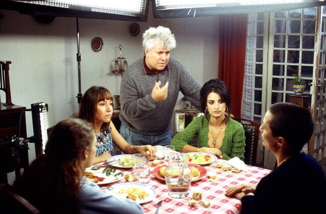VOLVER, Director Pedro Almodovar, Carmen Maura, Penelope Cruz, on set, 2006. Sony Pictures Classics courtesy Everett Collection Sony Pictures Courtesy Everett Collection !ACHTUNG AUFNAHMEDATUM GESCHÃ„TZT! PUBLICATIONXNOTxINxCANxCHNxFRAxITAxJPNxNORxPOLxRUSxESPxUKxUSA Copyright: xSonyxPictures CourtesyxEverettxCollectionx MCDVOLV EC055