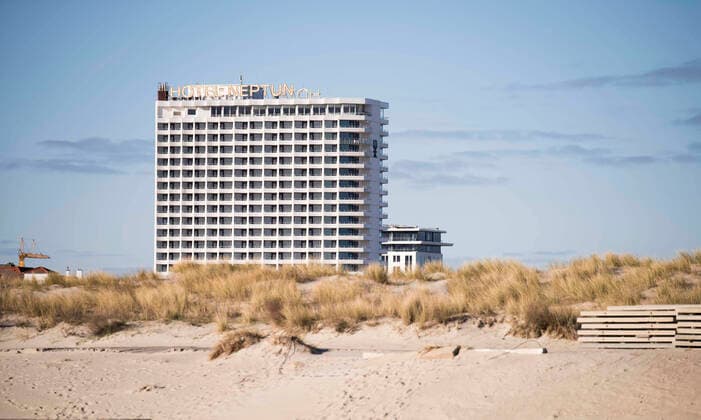 The Baltic seaside resort Warnemünde on Sunday without guests Despite good weather the beaches in Mecklenburg Vorpommern are mostly empty Holidaymakers in Mecklenburg Vorpommern had to leave the state because of the Corona Pandemic Rostock Waenemünde Copyright: FrankxHormannx xnordlicht