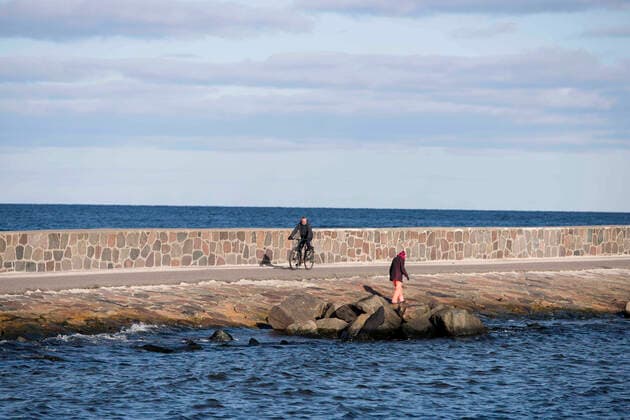The Baltic seaside resort Warnemünde on Sunday without guests Despite good weather the beaches in Mecklenburg Vorpommern are mostly empty Holidaymakers in Mecklenburg Vorpommern had to leave the state because of the Corona Pandemic Rostock Waenemünde Copyright: FrankxHormannx xnordlicht