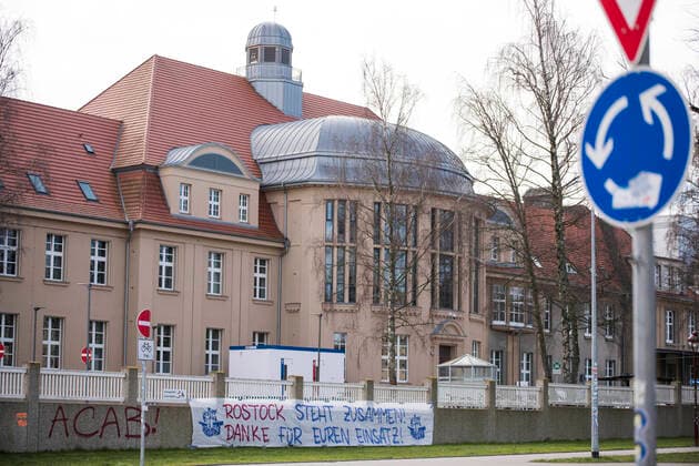 A banner of thanks hangs in front of the university hospital in Rostock Rostock Copyright: FrankxHormannx xnordlicht