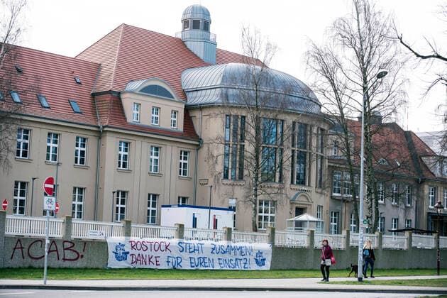 A banner of thanks hangs in front of the university hospital in Rostock Rostock Copyright: FrankxHormannx xnordlicht