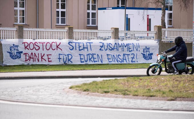 A banner of thanks hangs in front of the university hospital in Rostock Rostock Copyright: FrankxHormannx xnordlicht