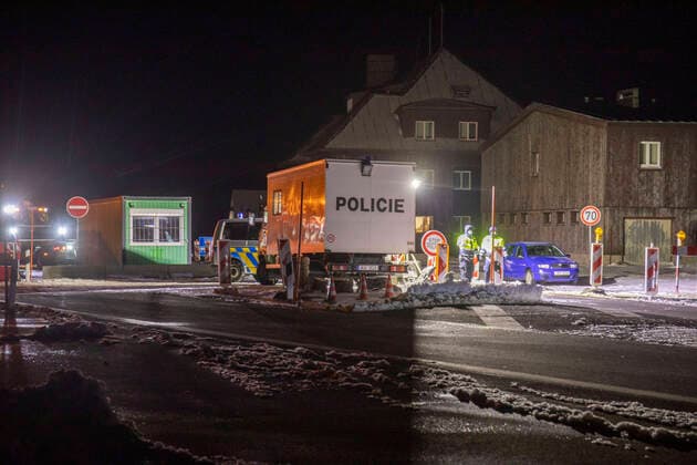 200322 Grenze. Tschechien verschärft seine Grenzkontrollen weiter. Pendler durften wenige Grenzen für ihre Arbeit benutzen. Dafür reichte eine einfache Bescheinigung des Arbeitgebers aus. Dies wurde jedoch ziemlich oft missbraucht, u.a. um nach Deutschland einkaufen zu fahren. Von Samstag müssen sie jedoch ein Ausweisbuch für grenzüberschreitende Arbeitskräfte vorlegen. Das Formular kann im Internet heruntergeladen werden, wie das Innenministerium in Prag bekannt gab. Bei eisiger Kälte kam Samstagnacht ein großer Container am Grenzübergang in Oberwiesenthal an. Dieser Grenzübergang wurde u.a. für Pendler eingerichtet. Tschechien stellt sich mit dem Errichten des Containers auf längere Grenzkontrollen ein. Die Coronakrise wird nicht in ein paar Wochen getan sein. Angenehmes Arbeiten war es Samstagnacht auch nicht. Es ging ei