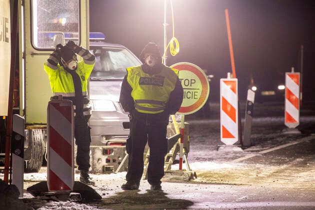 200322 Grenze. Tschechien verschärft seine Grenzkontrollen weiter. Pendler durften wenige Grenzen für ihre Arbeit benutzen. Dafür reichte eine einfache Bescheinigung des Arbeitgebers aus. Dies wurde jedoch ziemlich oft missbraucht, u.a. um nach Deutschland einkaufen zu fahren. Von Samstag müssen sie jedoch ein Ausweisbuch für grenzüberschreitende Arbeitskräfte vorlegen. Das Formular kann im Internet heruntergeladen werden, wie das Innenministerium in Prag bekannt gab. Bei eisiger Kälte kam Samstagnacht ein großer Container am Grenzübergang in Oberwiesenthal an. Dieser Grenzübergang wurde u.a. für Pendler eingerichtet. Tschechien stellt sich mit dem Errichten des Containers auf längere Grenzkontrollen ein. Die Coronakrise wird nicht in ein paar Wochen getan sein. Angenehmes Arbeiten war es Samstagnacht auch nicht. Es ging ei