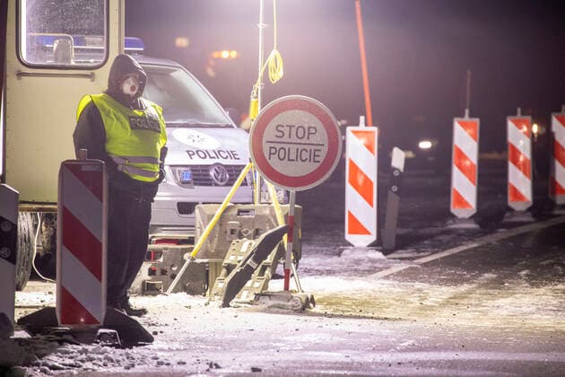 200322 Grenze. Tschechien verschärft seine Grenzkontrollen weiter. Pendler durften wenige Grenzen für ihre Arbeit benutzen. Dafür reichte eine einfache Bescheinigung des Arbeitgebers aus. Dies wurde jedoch ziemlich oft missbraucht, u.a. um nach Deutschland einkaufen zu fahren. Von Samstag müssen sie jedoch ein Ausweisbuch für grenzüberschreitende Arbeitskräfte vorlegen. Das Formular kann im Internet heruntergeladen werden, wie das Innenministerium in Prag bekannt gab. Bei eisiger Kälte kam Samstagnacht ein großer Container am Grenzübergang in Oberwiesenthal an. Dieser Grenzübergang wurde u.a. für Pendler eingerichtet. Tschechien stellt sich mit dem Errichten des Containers auf längere Grenzkontrollen ein. Die Coronakrise wird nicht in ein paar Wochen getan sein. Angenehmes Arbeiten war es Samstagnacht auch nicht. Es ging ei