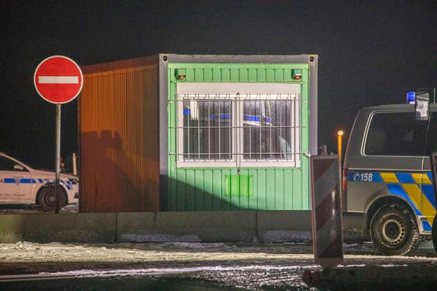 200322 Grenze. Tschechien verschärft seine Grenzkontrollen weiter. Pendler durften wenige Grenzen für ihre Arbeit benutzen. Dafür reichte eine einfache Bescheinigung des Arbeitgebers aus. Dies wurde jedoch ziemlich oft missbraucht, u.a. um nach Deutschland einkaufen zu fahren. Von Samstag müssen sie jedoch ein Ausweisbuch für grenzüberschreitende Arbeitskräfte vorlegen. Das Formular kann im Internet heruntergeladen werden, wie das Innenministerium in Prag bekannt gab. Bei eisiger Kälte kam Samstagnacht ein großer Container am Grenzübergang in Oberwiesenthal an. Dieser Grenzübergang wurde u.a. für Pendler eingerichtet. Tschechien stellt sich mit dem Errichten des Containers auf längere Grenzkontrollen ein. Die Coronakrise wird nicht in ein paar Wochen getan sein. Angenehmes Arbeiten war es Samstagnacht auch nicht. Es ging ei