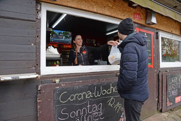Hamburg, der 21.03.2020 Harburgs Kult-Currywurst-Brater Stefan Labann setzt auf Kreativität um das Geschäft in seiner Bruzzelhütte an der Bremer Straße aufrechtzuerhalten. Unter dem Motto Corona-Woche hat er seinen Betrieb radikal umgestellt. Der Verkauf erfolgt nicht mehr wie sonst in der regelmäßig dicht gefülleten Bude, sondern ausschließlich am Fenster. Aus Abstandsmarkierungen macht er ein lustiges Kinderspiel mit springen, hüpfen, krabbeln. Und ZABS - Zum Auto Bring Service hat er ins Leben gerufen. Mitarbeiter bringen nach telefonischer Bestellung die Currywurst direkt ans Auto. Der Gastronom und die Bruzzelhütte sind bekannt durch Funk & Fernsehen. So fand nach einem Schärfewettessen dort der erste Rettungseinsatz statt (Bild berichtete) und unvergessene Momente wo er Joko&Class, sowie Dieter Bohlen im Supertalent