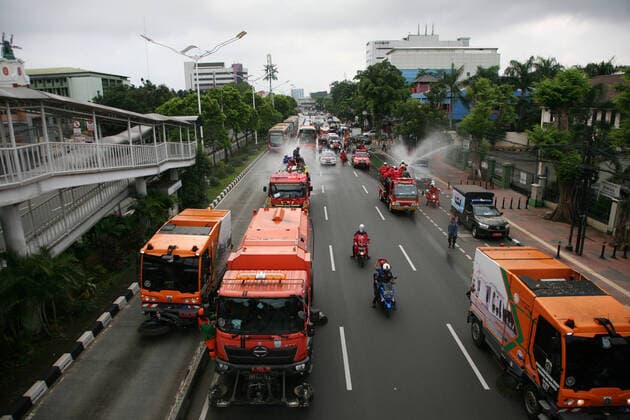 Indonesia: Jakarta streets sprayed with disinfectant A number of protocol roads to bus stops in Jakarta are sprayed with disinfectant liquid using fire trucks by firefighters in the context of preventing corona virus (covid-19). With the escort of police officers, members of the Indonesian National Armed Forces and officers of the Jakarta Special Capital District Transportation Agency, when spraying the streets were not closed by police officers. Jakarta DKI Jakarta Indonesia Copyright: KuncoroxWidyoxRumpoko