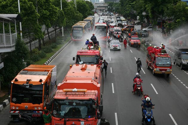 Indonesia: Jakarta streets sprayed with disinfectant A number of protocol roads to bus stops in Jakarta are sprayed with disinfectant liquid using fire trucks by firefighters in the context of preventing corona virus (covid-19). With the escort of police officers, members of the Indonesian National Armed Forces and officers of the Jakarta Special Capital District Transportation Agency, when spraying the streets were not closed by police officers. Jakarta DKI Jakarta Indonesia Copyright: KuncoroxWidyoxRumpoko
