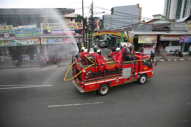 Indonesia: Jakarta streets sprayed with disinfectant A number of protocol roads to bus stops in Jakarta are sprayed with disinfectant liquid using fire trucks by firefighters in the context of preventing corona virus (covid-19). With the escort of police officers, members of the Indonesian National Armed Forces and officers of the Jakarta Special Capital District Transportation Agency, when spraying the streets were not closed by police officers. Jakarta DKI Jakarta Indonesia Copyright: KuncoroxWidyoxRumpoko