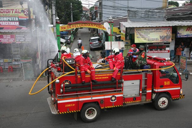 Indonesia: Jakarta streets sprayed with disinfectant A number of protocol roads to bus stops in Jakarta are sprayed with disinfectant liquid using fire trucks by firefighters in the context of preventing corona virus (covid-19). With the escort of police officers, members of the Indonesian National Armed Forces and officers of the Jakarta Special Capital District Transportation Agency, when spraying the streets were not closed by police officers. Jakarta DKI Jakarta Indonesia Copyright: KuncoroxWidyoxRumpoko