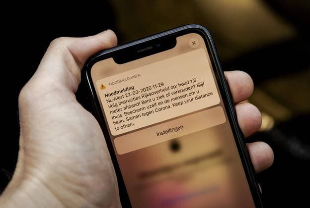 2020-03-22 12:00:10 AMSTERDAM - Nederlanders hebben een zogenoemd NL-alert-bericht gekregen van de Rijksoverheid. Daarin worden ze opgeroepen de adviezen van de overheid op te volgen en 1,5 meter afstand van elkaar te houden. ANP ROBIN VAN LONKHUIJSEN  Copyright: xANPxRobinxvanxLonkhuijsenx x408916683x