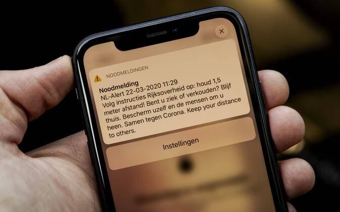 2020-03-22 12:00:20 AMSTERDAM - Nederlanders hebben een zogenoemd NL-alert-bericht gekregen van de Rijksoverheid. Daarin worden ze opgeroepen de adviezen van de overheid op te volgen en 1,5 meter afstand van elkaar te houden. ANP ROBIN VAN LONKHUIJSEN  Copyright: xANPxRobinxvanxLonkhuijsenx x408916691x