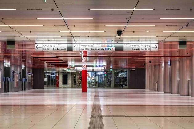 March 22, 2020, Munich, Bavaria, Germany: The empty Marienplatz train station in Munich, Germany. Even on Sundays, the plaza and streets are filled with church-goers, cafe customers, and tourists. Displays of the empty streets and city center of Munich, Germany after restrictions on public life were put into force. The Interior Ministry has stated that cold weather, rain, and snow is a positive in this case. In comparison to a complete ban, Bavaria still allows highly restricted movement outside of the home and police are prepared act against violations. Munich Germany - ZUMAb160 20200322_zbp_b160_027 Copyright: xSachellexBabbarx