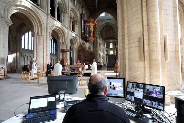News Bilder des Tages The Mothering Sunday service at Peterborough Cathedral goes ahead without a congregation as it is live streamed across the internet for people to watch wherever they can. The COVID-19 Coronavirus pandemic crisis continues, with cafes, bars, restaurants, gyms and leisure centres forced to close, as well as places of worship like churches, cathedrals, mosques and synagogues. COVID-19 Coronavirus crisis, Peterborough, Cambridgeshire, UK, on March 22, 2020 
