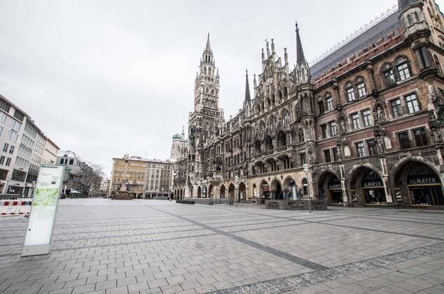 News Bilder des Tages March 22, 2020, Munich, Bavaria, Germany: Munich s empty Marienplatz. Even on Sundays, the plaza and streets are filled with church-goers, cafe customers, and tourists. Displays of the empty streets and city center of Munich, Germany after restrictions on public life were put into force. The Interior Ministry has stated that cold weather, rain, and snow is a positive in this case. In comparison to a complete ban, Bavaria still allows highly restricted movement outside of the home and police are prepared act against violations. Munich Germany - ZUMAb160 20200322_zbp_b160_048 Copyright: xSachellexBabbarx