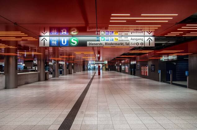 News Bilder des Tages March 22, 2020, Munich, Bavaria, Germany: The empty Marienplatz train station in Munich, Germany. Even on Sundays, the plaza and streets are filled with church-goers, cafe customers, and tourists. Displays of the empty streets and city center of Munich, Germany after restrictions on public life were put into force. The Interior Ministry has stated that cold weather, rain, and snow is a positive in this case. In comparison to a complete ban, Bavaria still allows highly restricted movement outside of the home and police are prepared act against violations. Munich Germany - ZUMAb160 20200322_zbp_b160_053 Copyright: xSachellexBabbarx