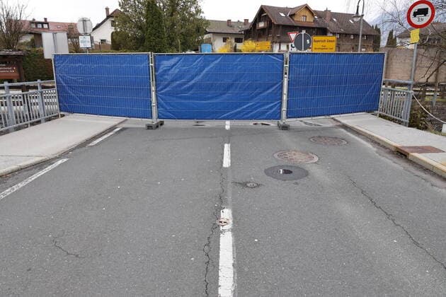 Border Blockade Bavaria Salzburg Grossgmain, 22 03 2020 Bavaria closes the border Border Blockades Blockade between Bavarian Gmain and Gross Gmain Fence in the middle of the road and closed