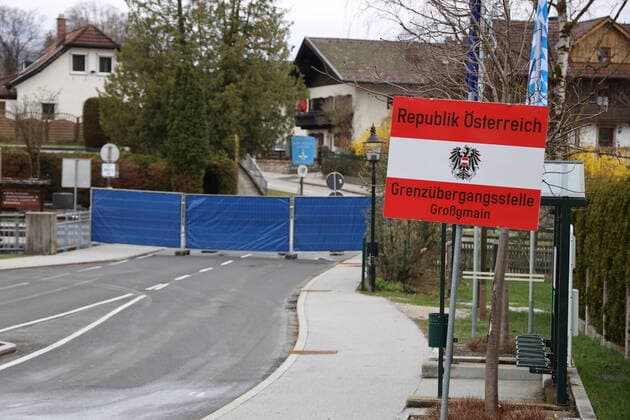 Border Blockade Bavaria Salzburg Grossgmain, 22 03 2020 Bavaria closes the border Border Blockades Blockade between Bavarian Gmain and Gross Gmain Fence in the middle of the road and closed