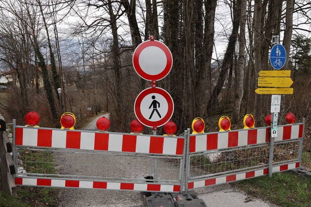 Border Blockade Bavaria Salzburg Grossgmain, 22 03 2020 Bavaria closes the border Border Blockades Blockade between Bavarian Gmain and Gross Gmain Fence in the middle of the road and closed