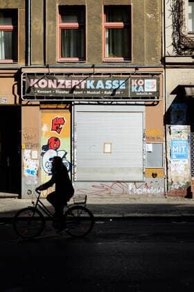 Konzertkasse Koka36 in Berlin Kreuzberg at the time of Covid 19 Hardly any people or traffic on the otherwise busy Oranienstraße in Berlin Kreuzberg Due to the current Covid 19 situation, most shops had to close temporarily to slow the spread of the corona virus Bad times for Konzertkasse Koka36, uncertain when events in Berlin will be possible again , Berlin Berlin Deutschland Kreuzberg