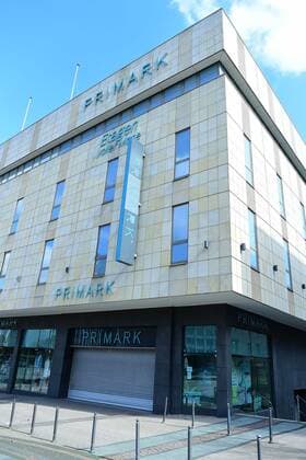 Primark Mode Ltd. & Co. KG am 21.03.2020 in Essen Primark ist ein international tätiger Textil-Discounter mit Hauptsitz in Dublin in der Republik Irland. In Deutschland ist Primark über die in Essen ansässige Primark Mode Ltd. & Co. KG vertreten. Die größte deutsche Filiale mit rund 8.800 mÂ² auf vier Etagen befindet sich in Hannover. *** Primark Mode Ltd Co KG on 21 03 2020 in Essen Primark is an internationally active textile discounter with headquarters in Dublin in the Republic of Ireland In Germany Primark is represented by Primark Mode Ltd Co KG, which is based in Essen The largest German branch with around 8 800 mÂ² on four floors is located in Hanover xRx